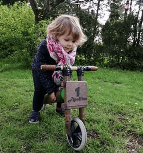 Photo Apolline sur une draisienne Boca Cycles